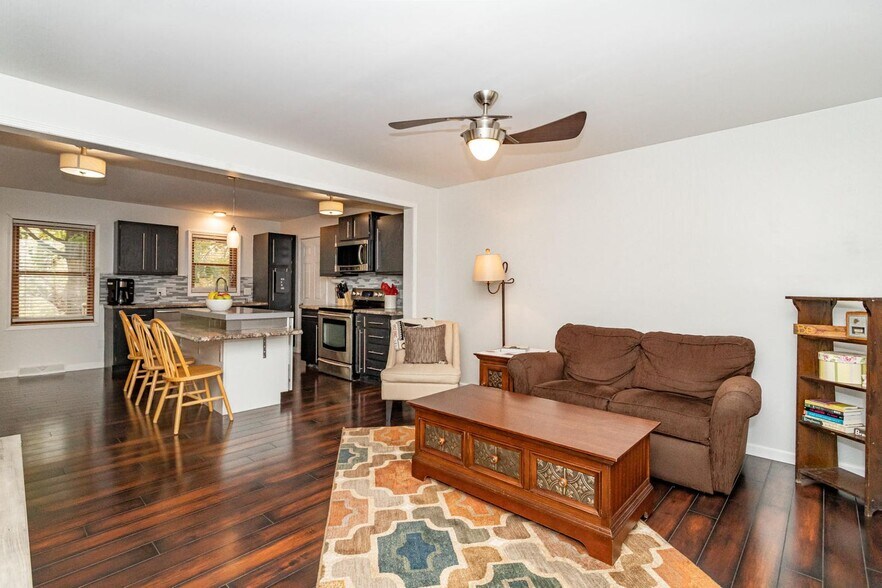 Open concept living room - 5428 Norris St