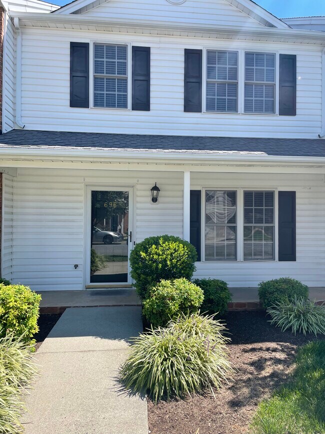 Building Photo - 696 Wyndhurst Dr