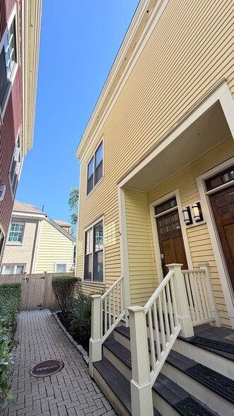 Building Photo - 1458 Cambridge St