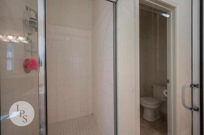 Building Photo - North Clovis Home, 4BR/3.5BA, CUSD - Lots ...