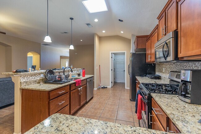 Building Photo - Spacious 4 Bedroom Home