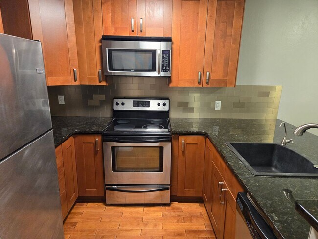 Building Photo - 2BR/2BA just minutes from Shands Hospital ...