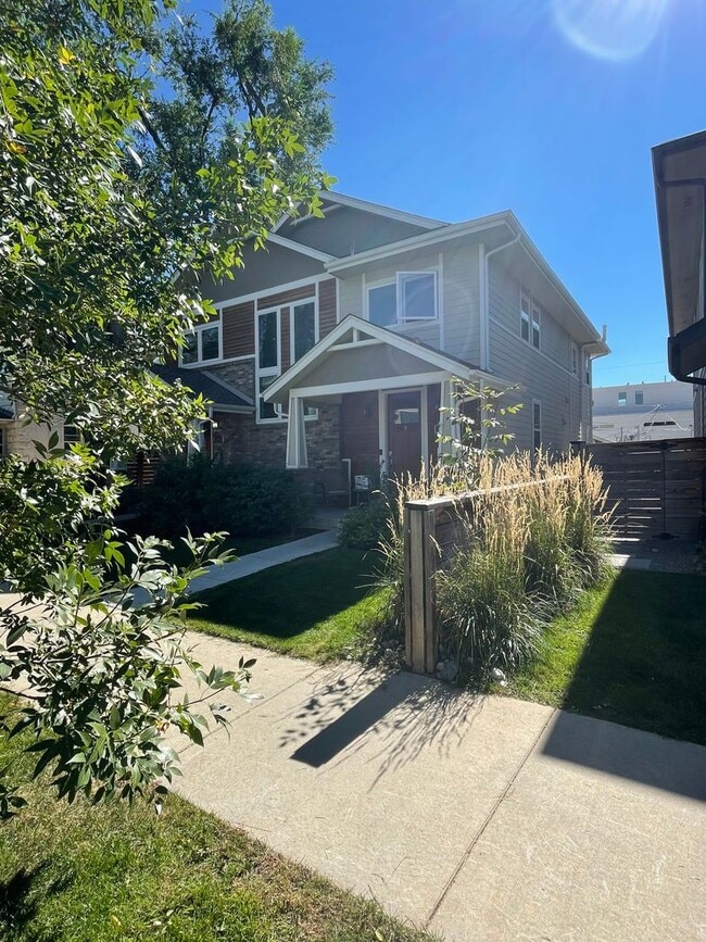 Building Photo - Sleek 3 Bedroom House in Sunnyside!! 6-8 m...