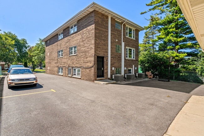 Building Photo - 519 Hillside Dr
