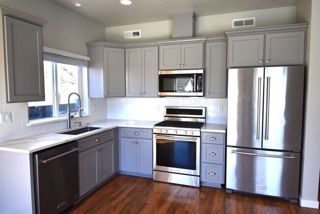 Building Photo - 556-558 Harrison St.