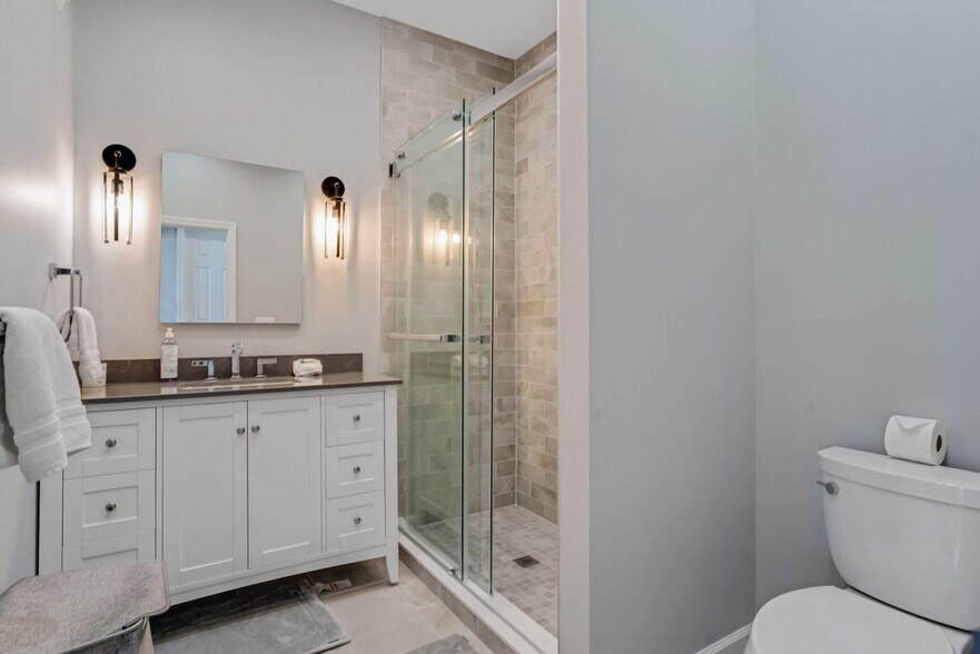 Building Photo - 76 Creek Rd