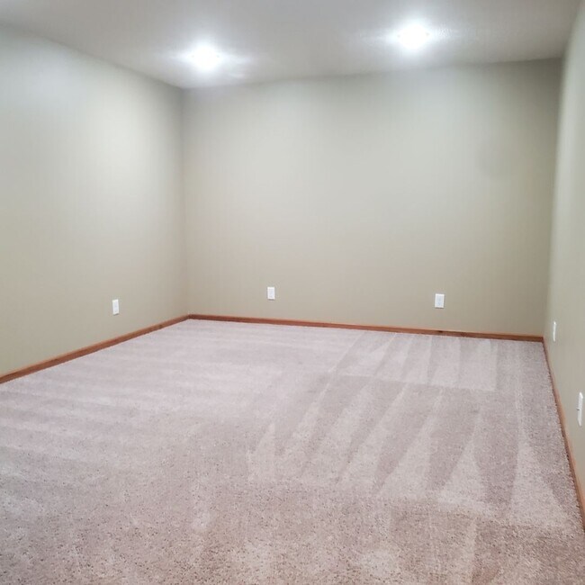 Building Photo - 6630 Shadow Pines Dr
