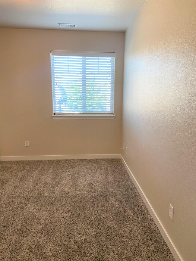 Building Photo - 677 S Pine Tree Ln