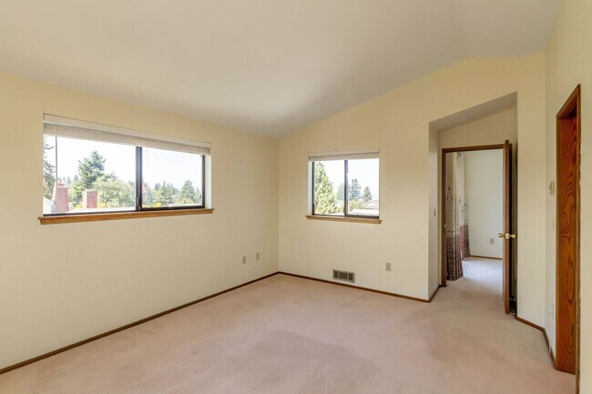 Building Photo - Sun-filled 3-bedroom, 3-bathroom single-fa...