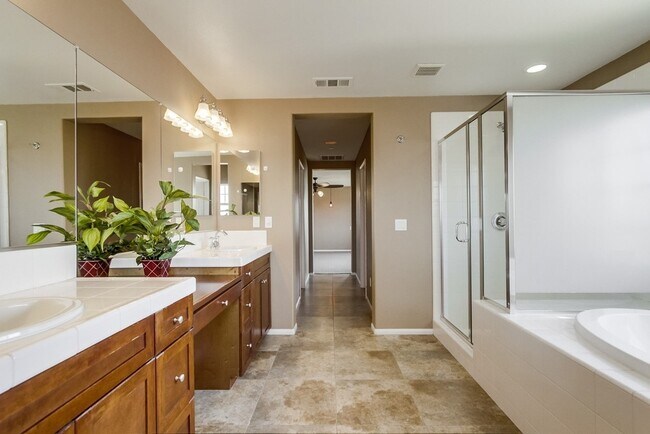 Building Photo - Beautiful Sky Ranch home with Spectacular Views!