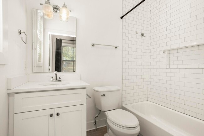 Building Photo - 942 Riverside Dr