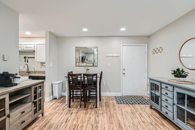 Building Photo - Modern Comfort Meets City Convenience in D...