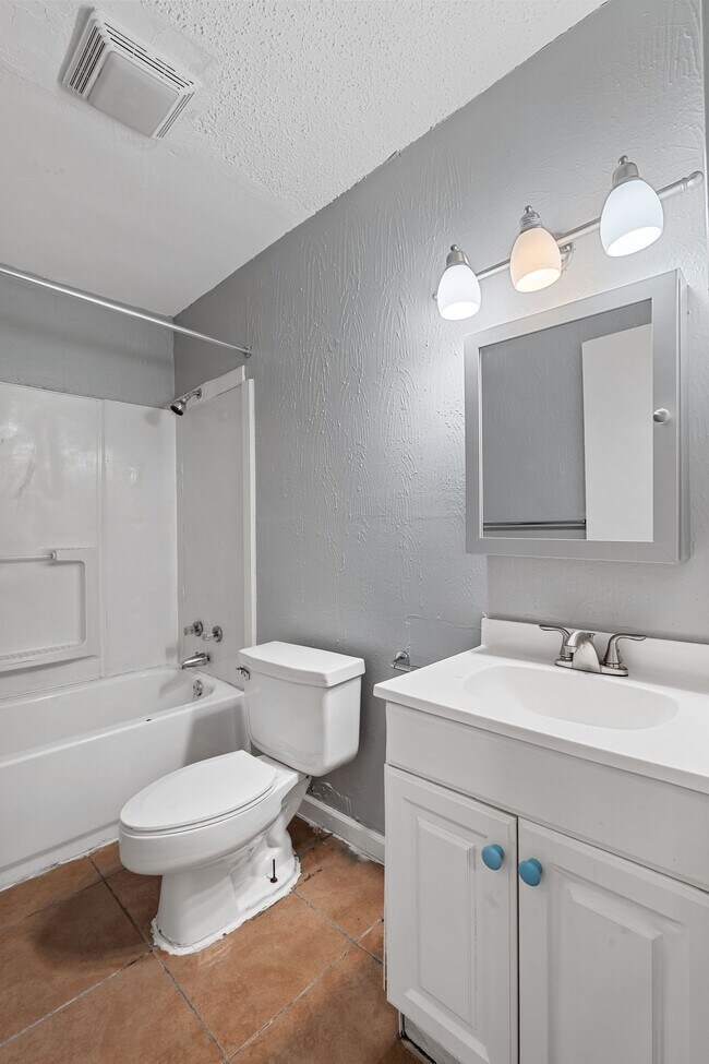 Building Photo - 1820 E Texas St