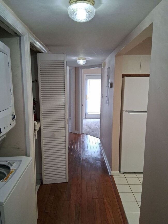 Building Photo - MOVE IN SPECIAL FOR DECEMBER 2025. Laurel Villas Condominiums. $2700/month rent includes 2 assign...