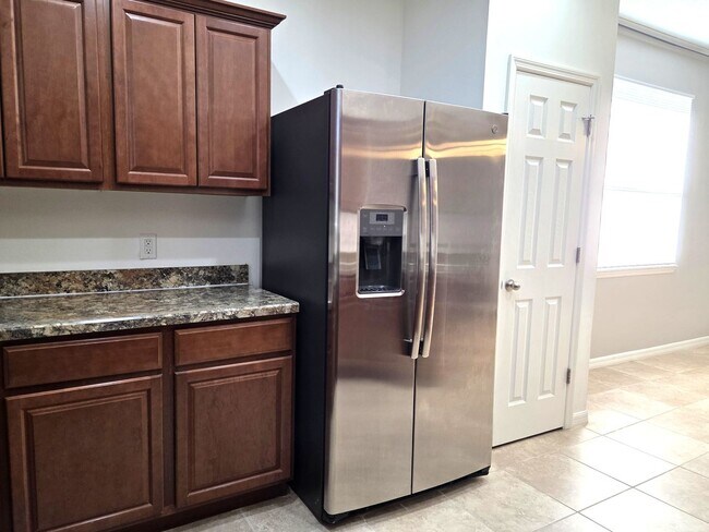 Building Photo - Pet Friendly Home in Southern Ridge