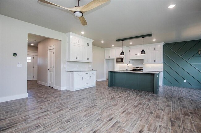 Building Photo - 104 White Oak St