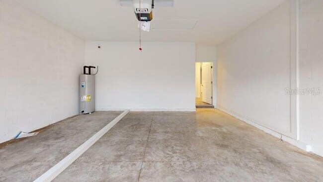 Building Photo - 7761 Lakes Edge Ln