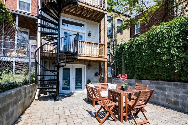 Building Photo - 3 Bed 2.5 Bath - Bloomingdale Condo - 1 Assigned Parking Space