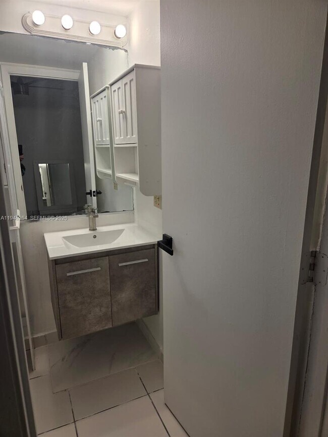 Building Photo - 5440 W 21st Ave