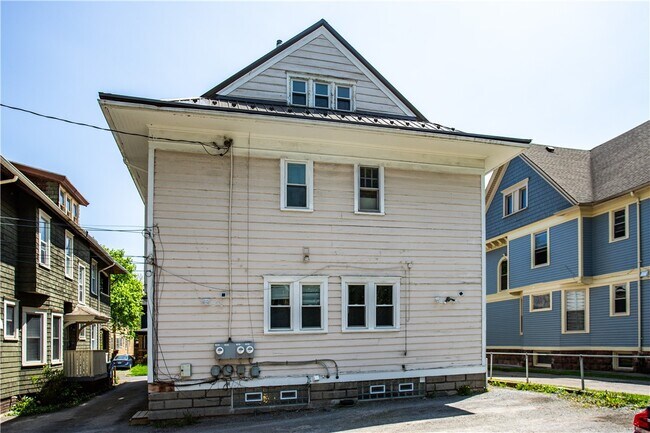 Building Photo - 105 Laburnam Crescent