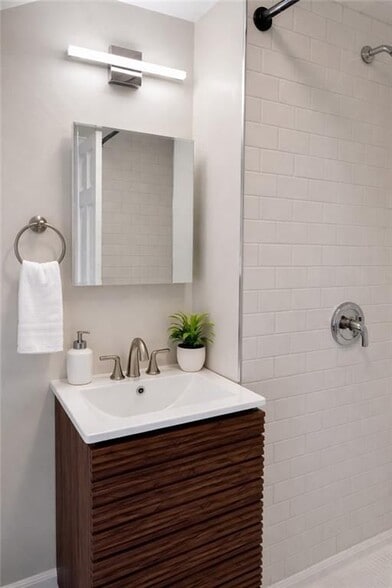 Building Photo - 71 E George St