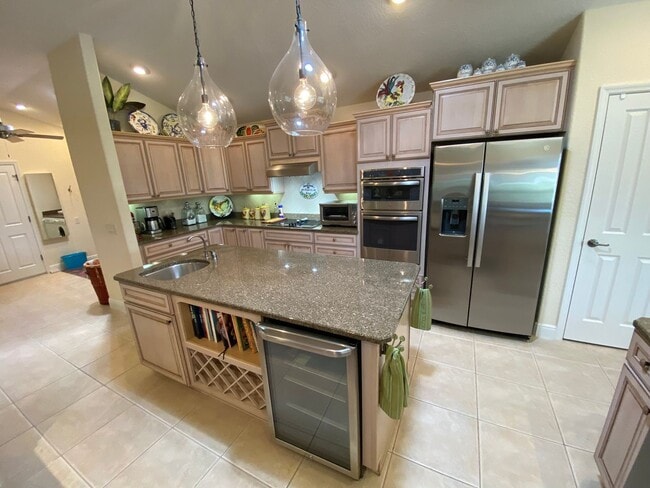 Building Photo - Exquisite - Turnkey, 3 bed + 2 1/2 Bath + ...