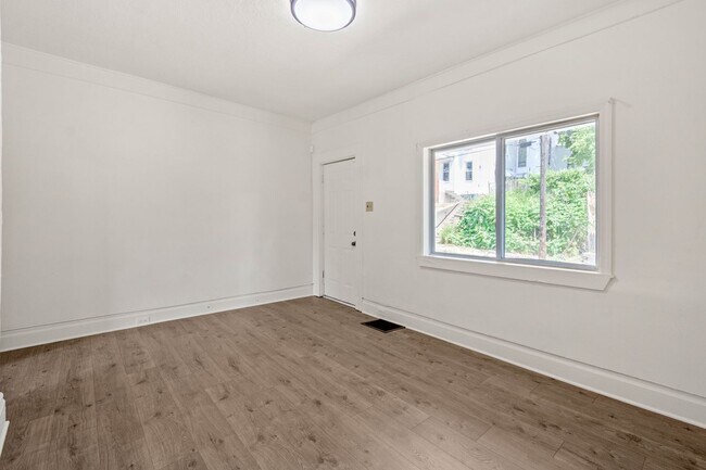 Building Photo - GREAT TWO BEDROOM IN SOUTH SIDE SLOPES!