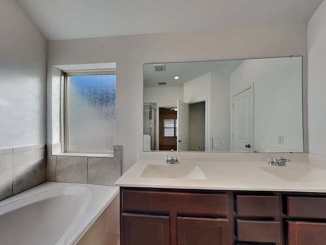 Building Photo - 502 Pecan Landing Ln