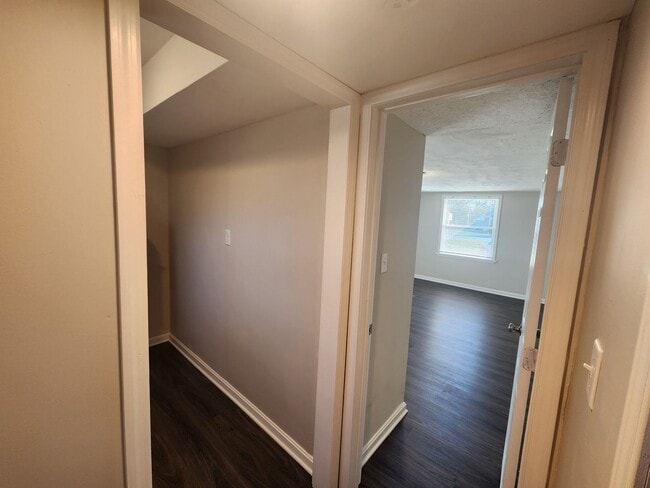 Building Photo - Updated 3 bedroom 1 bath in Shively! Excellent location!