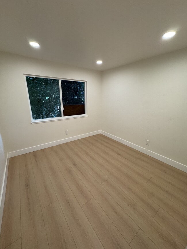 Building Photo - Beautifully Updated 2 Bedroom Home Near Freeway Access