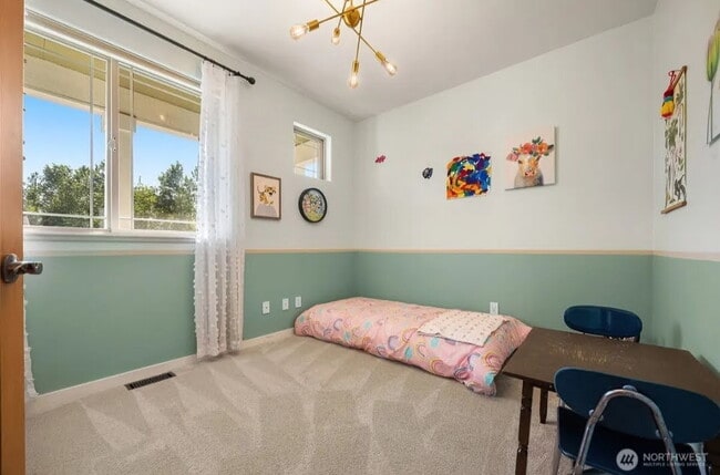 Building Photo - Spacious 4-Bedroom Gem with Fully Fenced Y...