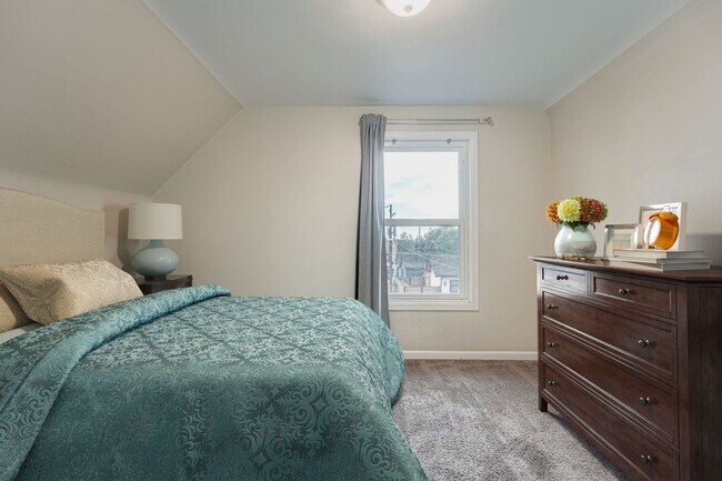 Building Photo - Stylish Home in the Heart of Highland with Detached Garage & Mother-in-Law Suite