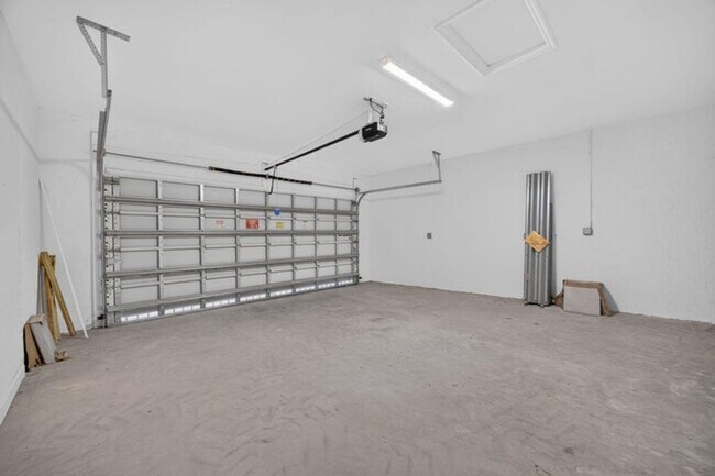 Building Photo - 2444 SE 29th Dr