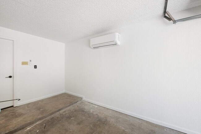 Building Photo - 7201 Chimney Corners