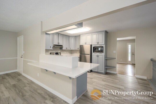 Building Photo - Stunning Remodeled Home in Desirable Cottonwood Heights!