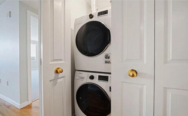 Building Photo - 8-12 Museum Way - 8-12 Museum Way