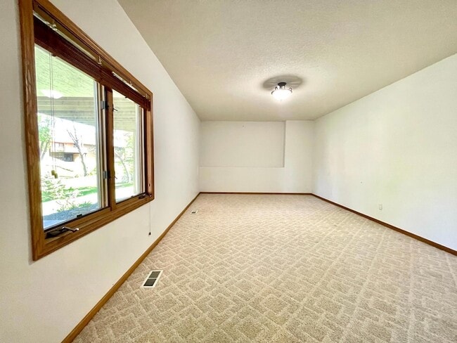 Building Photo - 640 S Park Ct