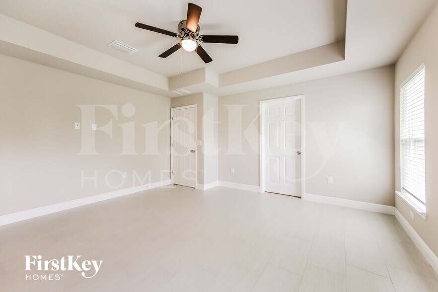 Building Photo - 845 Chezy St E