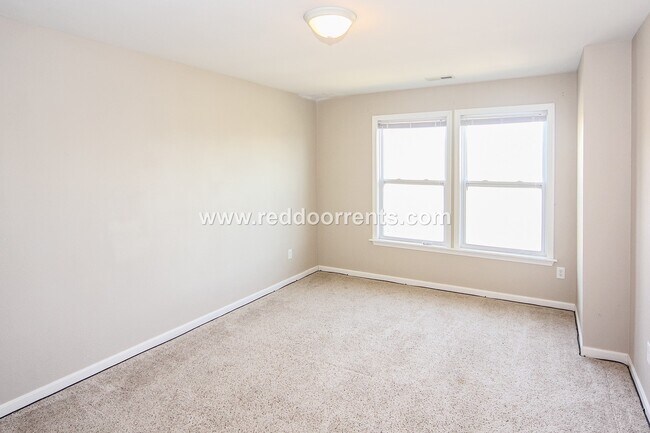 Building Photo - Perfect 3BR 2.5 BA Located Near All Necess...