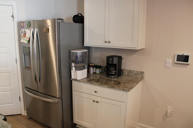 Building Photo - 1964 Catbird Trl