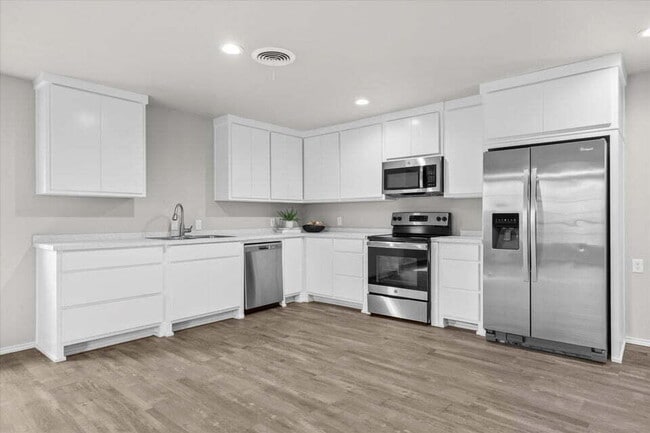 Building Photo - 327 Hiracheta Dr