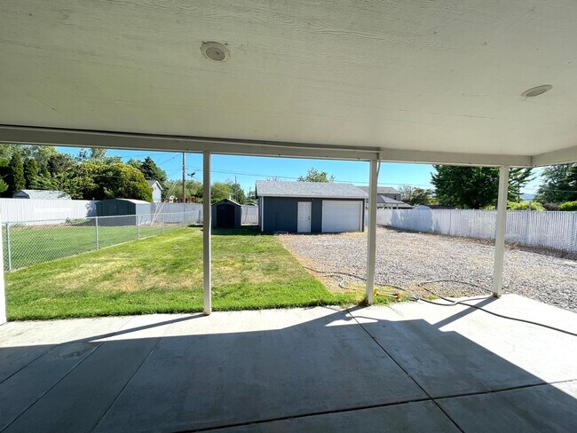 Building Photo - Spacious 2+ Bedroom Duplex Unit in Richlan...
