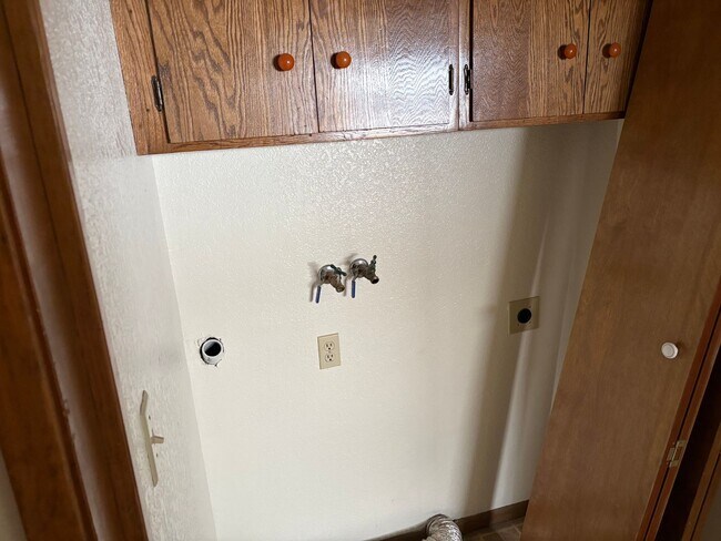 Building Photo - One level cabin with fenced backyard and garage