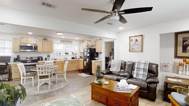 Building Photo - 1202 Sunshine Dr