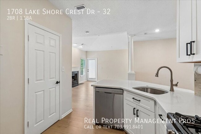 Building Photo - 1708 Lake Shore Crest Dr