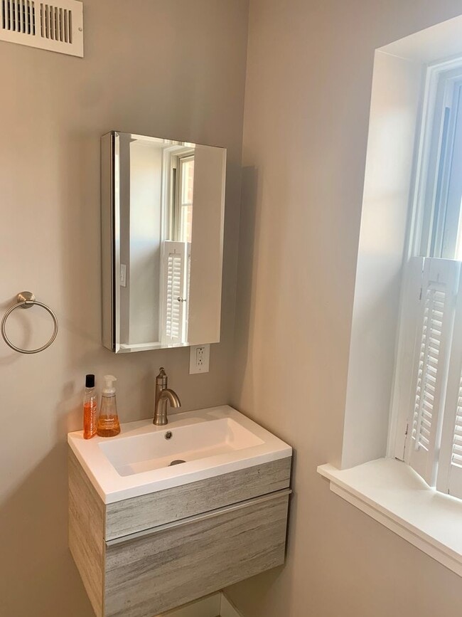 Building Photo - Amazing 2-Bedroom Townhouse Located in Bella Vista! Available mid-July!