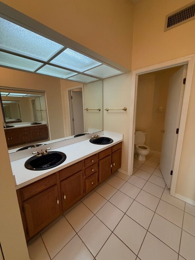 Building Photo - First floor condo in gated East Lake Woodlands of Oldsmar with one car garage