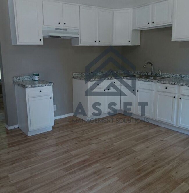 Building Photo - 1323 S Blackwelder Ave