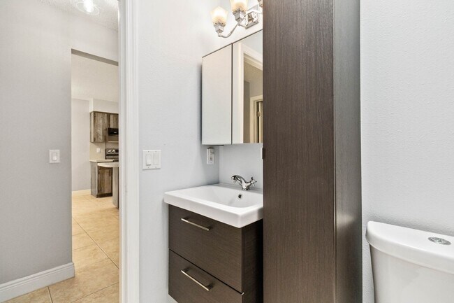 Building Photo - Beautiful Modern 2/1 Townhome in St. Cloud's Pine Lake Villas