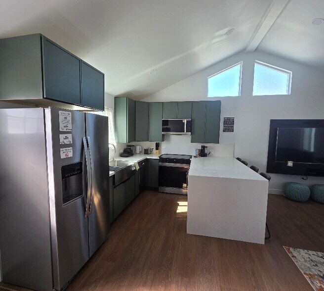 Building Photo - 6611 Winnetka Ave